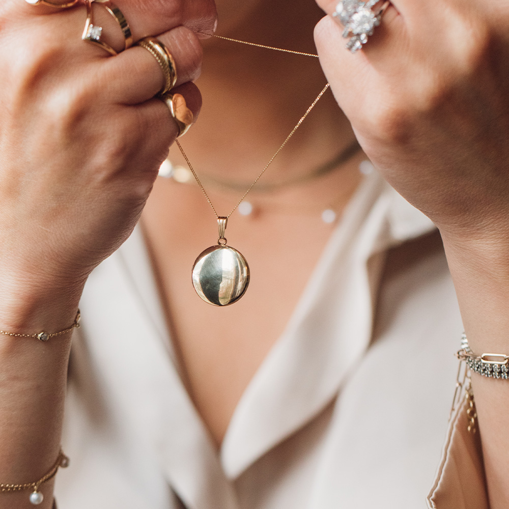 Classic Round Locket 10kt Yellow Gold with Chain